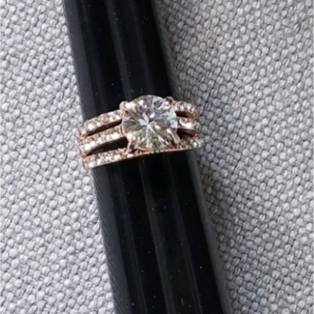 🆕️ Rose color triple band with center stone